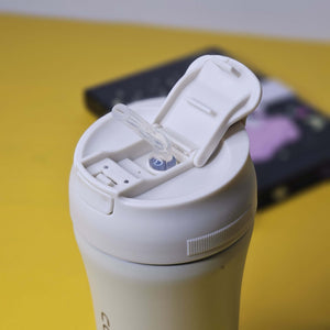 Clearly describes the color, highlights the "COFFEE" branding on the mug, and specifies the "flip-top" lid, all of which are visible and unique to this mug. Includes brand name. www.usmile.toys