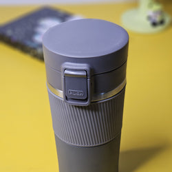 Accurately describe what's in the image. Imagine you're describing it to someone who can't see it. www.usmile.toys